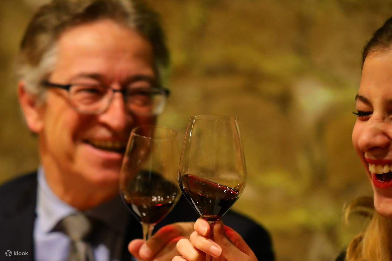 Deux personnes riant autour d'un verre de vin