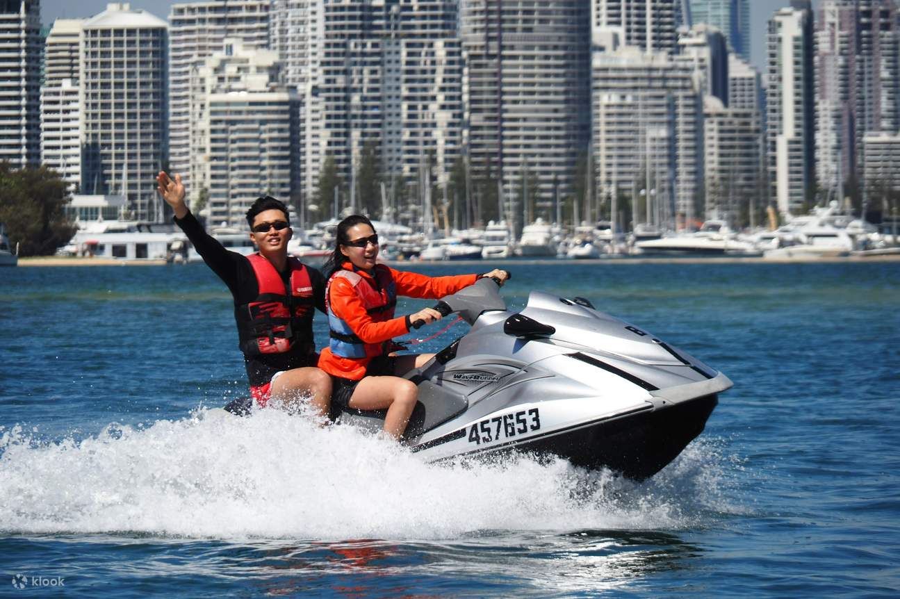 Explorez des voies navigables cachées et des côtes pittoresques lors d'une aventure exaltante en jet ski.
