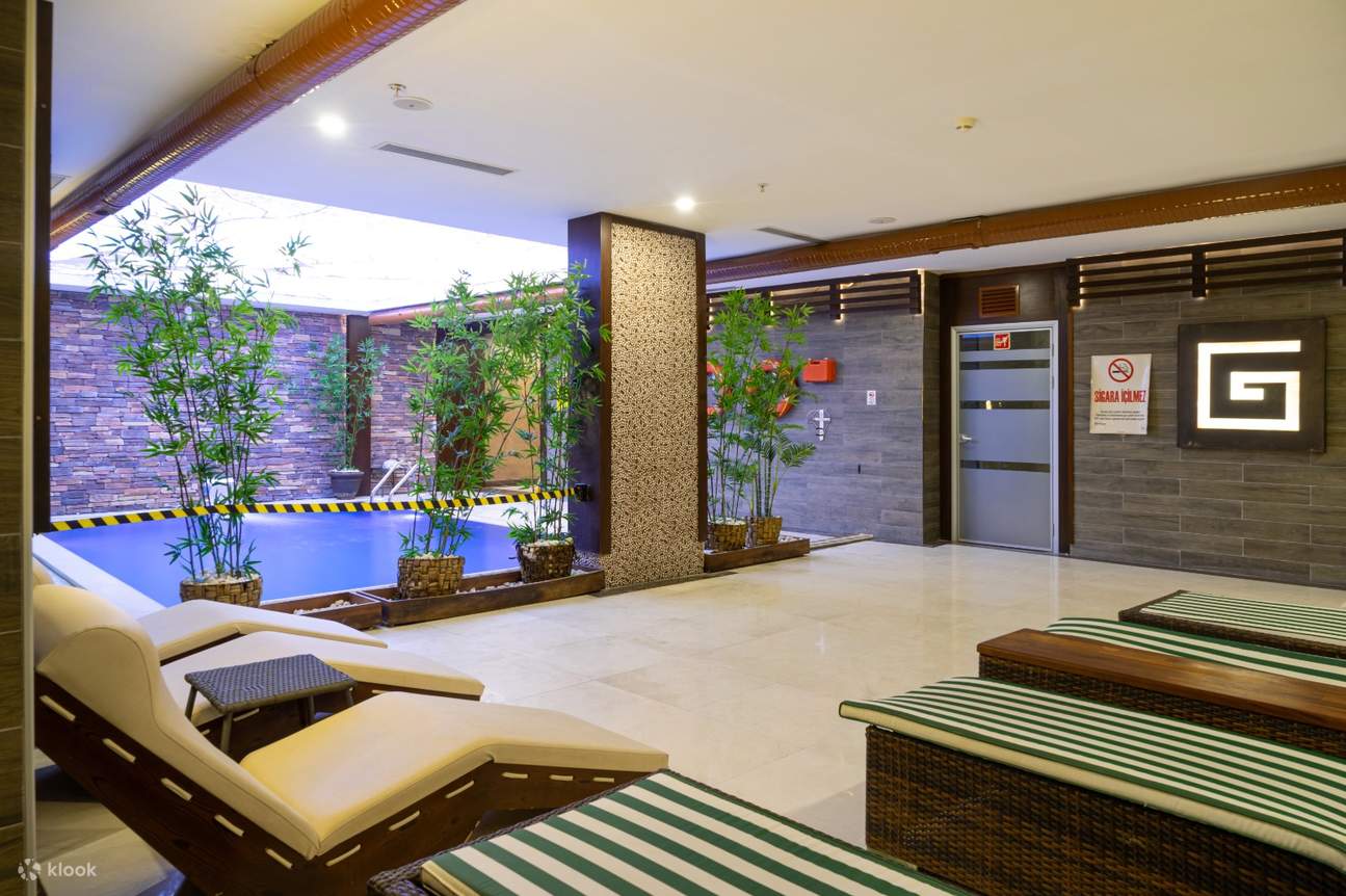 Entspannen Sie nach Ihrer Spa-Behandlung am Pool in einer ruhigen, üppigen Indoor-Umgebung