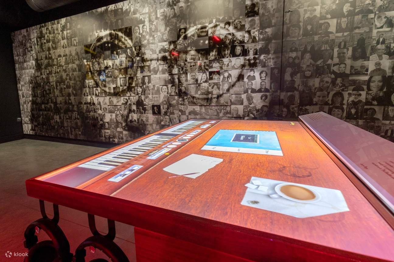 Panel informatif interaktif dengan poster John Lennon sebagai latar belakang