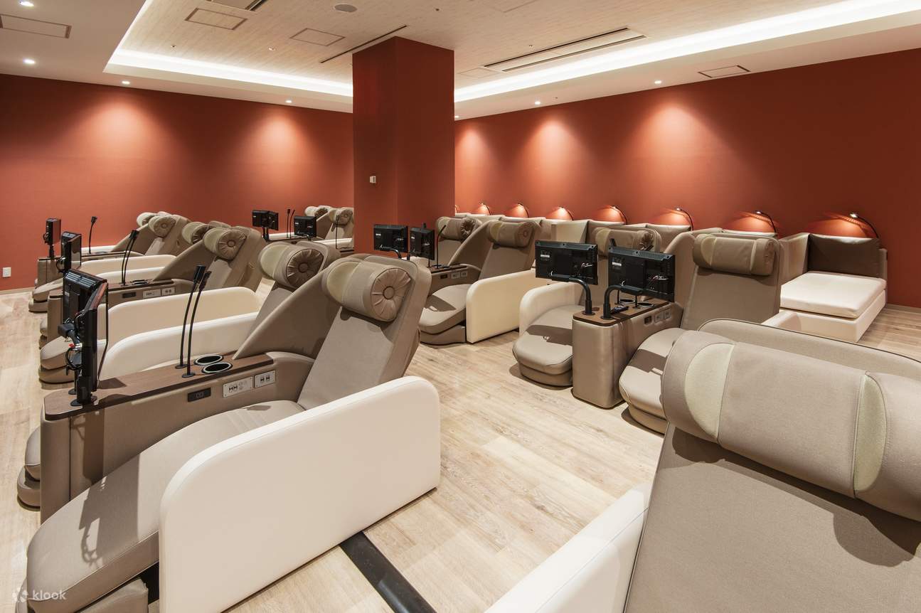 편안한 라운지에서 TV를 보며 안락의자에 앉아 휴식을 취해보세요.