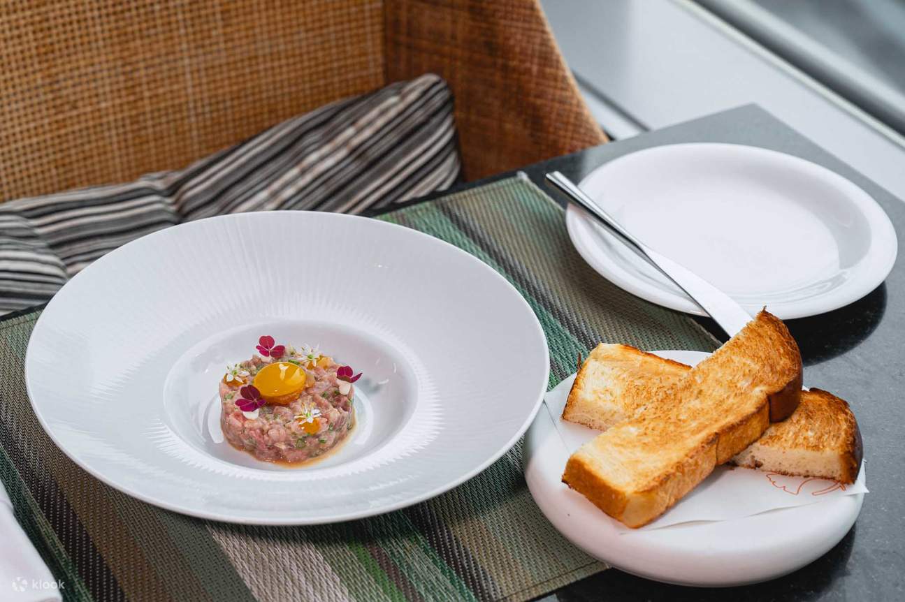 Ресторан и бар на крыше Up & Above в отеле The Okura Prestige Bangkok