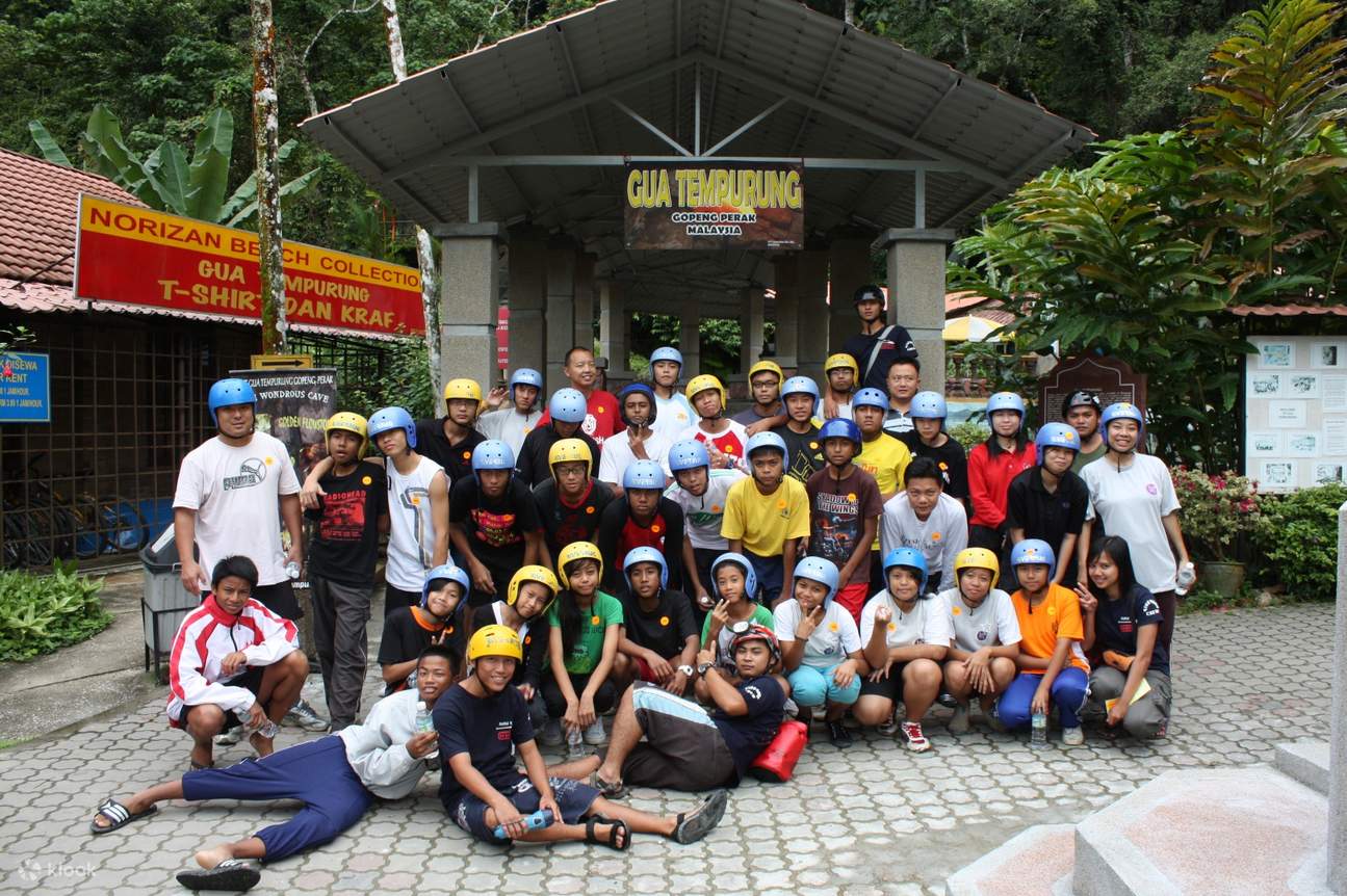 wisatawan berfoto di luar Tempurung Cave