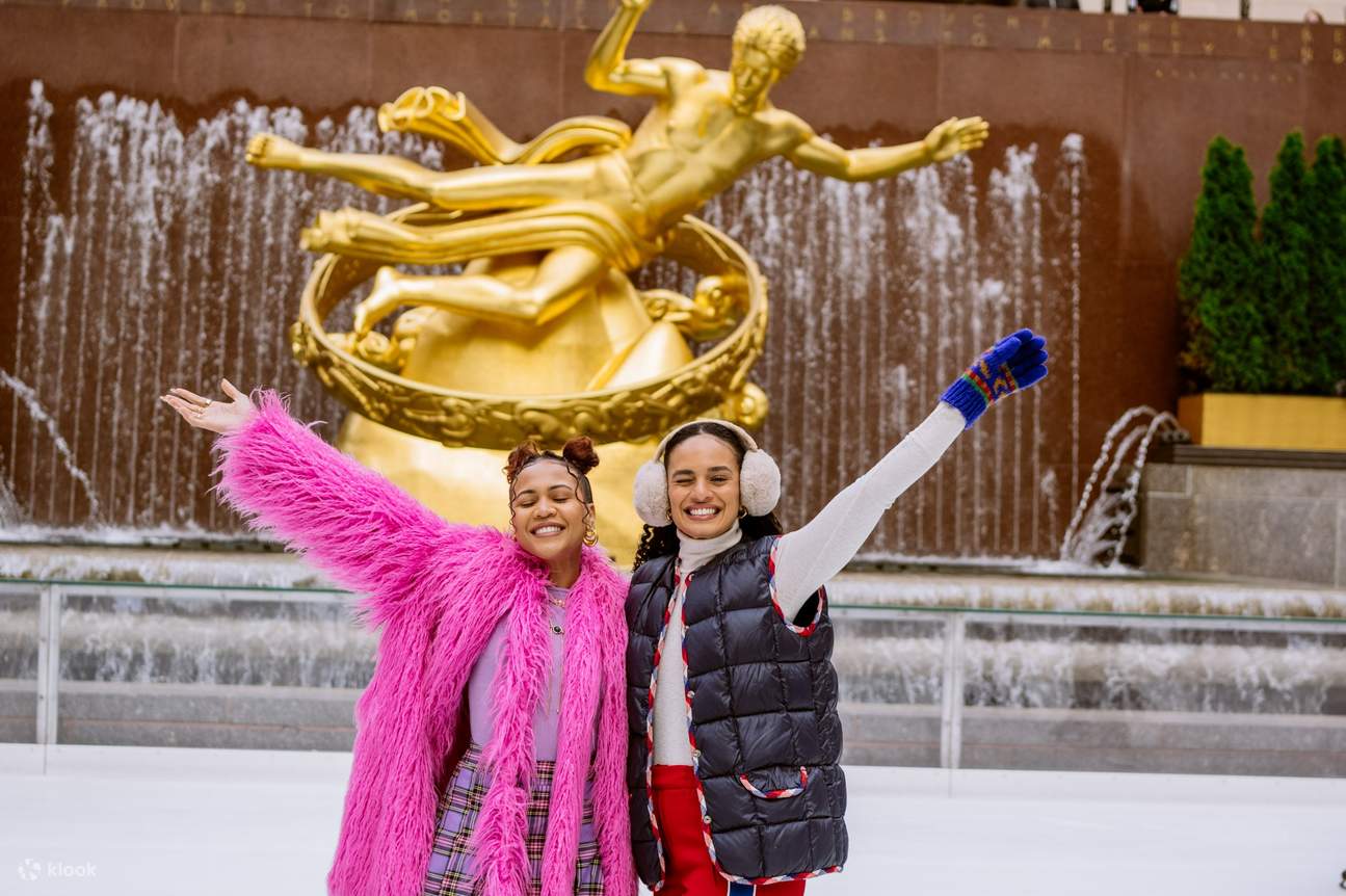 手を上げてポーズをとる 2 人の女性