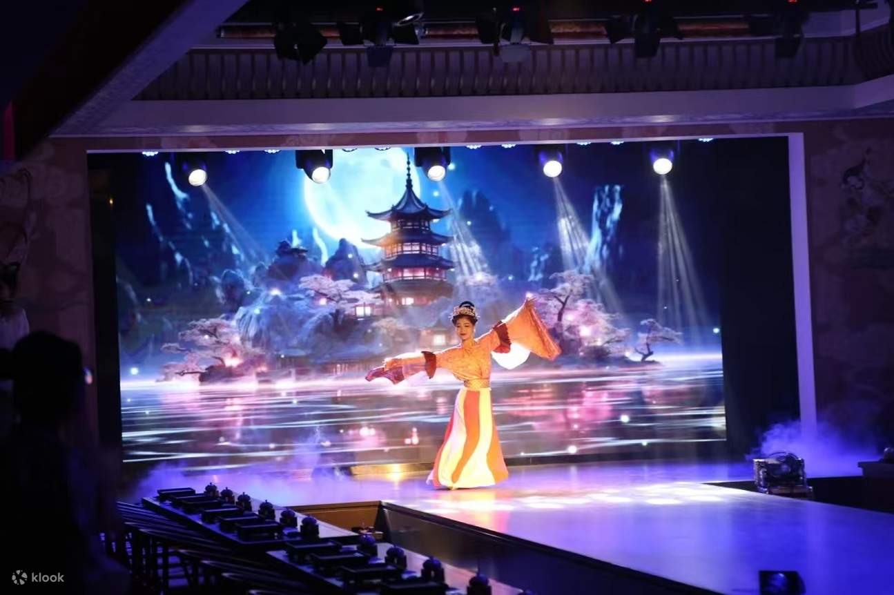 华美的服饰与身后如梦似幻的背景相得益彰，舞姿轻盈灵动，每一个动作都饱含韵味，将古典之美展现得淋漓尽致，让人一秒沦陷