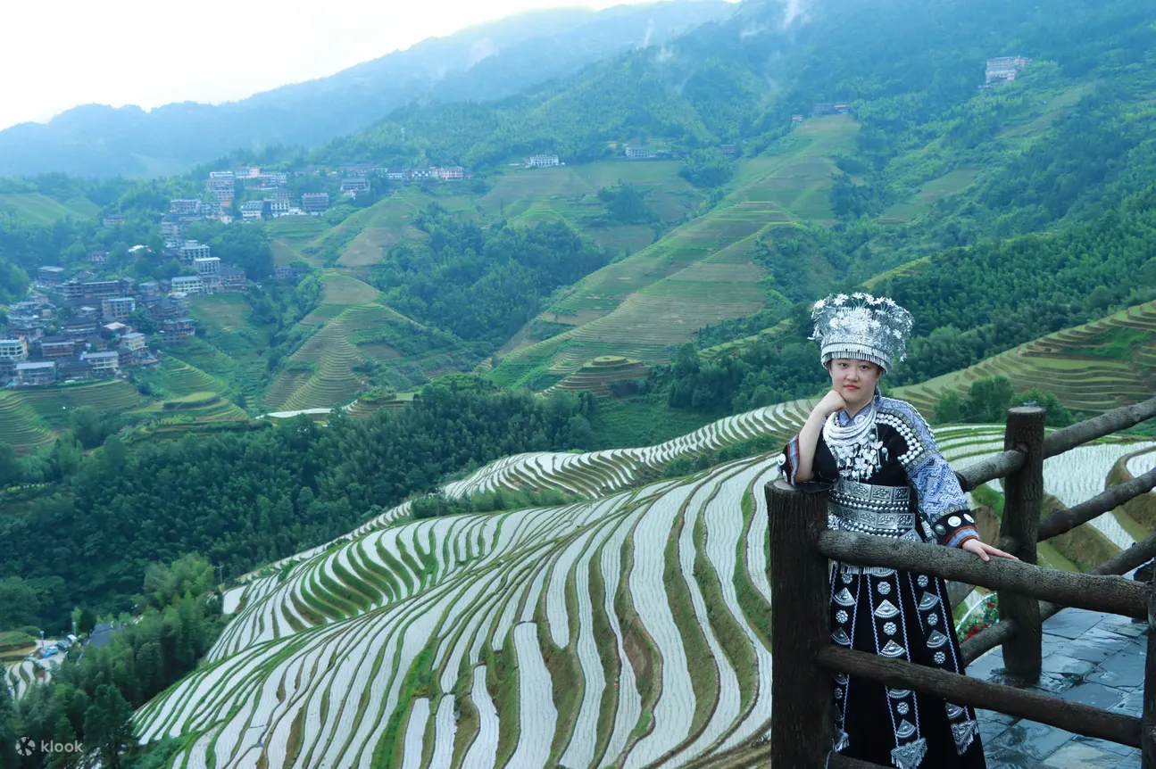 穿上少数民族服饰，体验当地风情