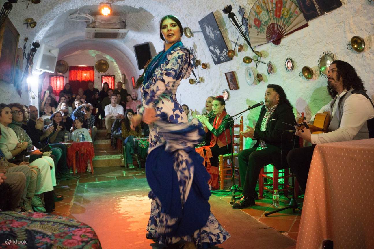 在独特的洞穴居所氛围中度过激情弗拉明戈之夜