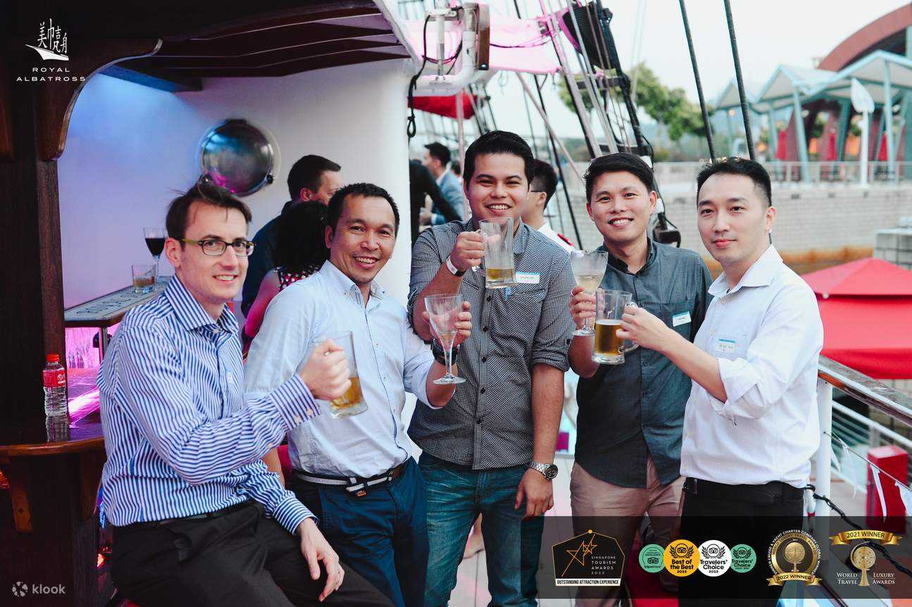 И вишенка на торте! В ваш пакет также входит приветственный напиток — идеальный способ начать чудесный вечер.