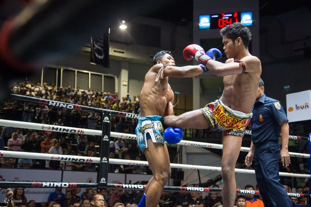两名拳击手在 Lumpinee 拳击场打拳