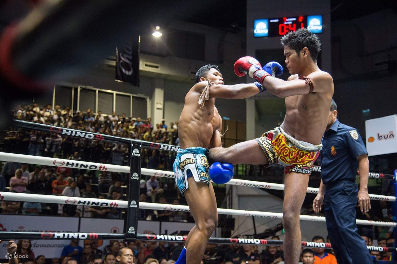 兩名拳擊手在 Lumpinee 拳擊場打拳
