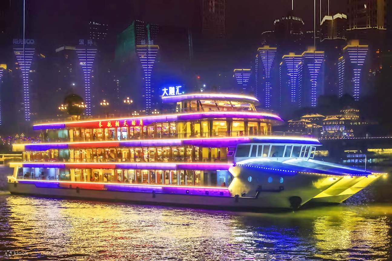 Nikmati pemandangan malam di kedua-dua belah Sungai Yangtze dan Sungai ...