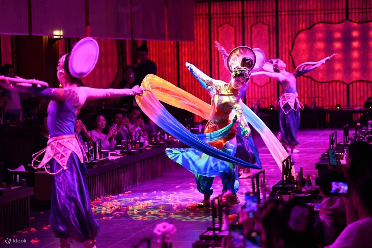 Betreten Sie den Palast und Sie werden sich sofort in die Vergangenheit zurückversetzt fühlen! Zinnoberrote Lackkolonnen, schwingende Palastlaternen, 