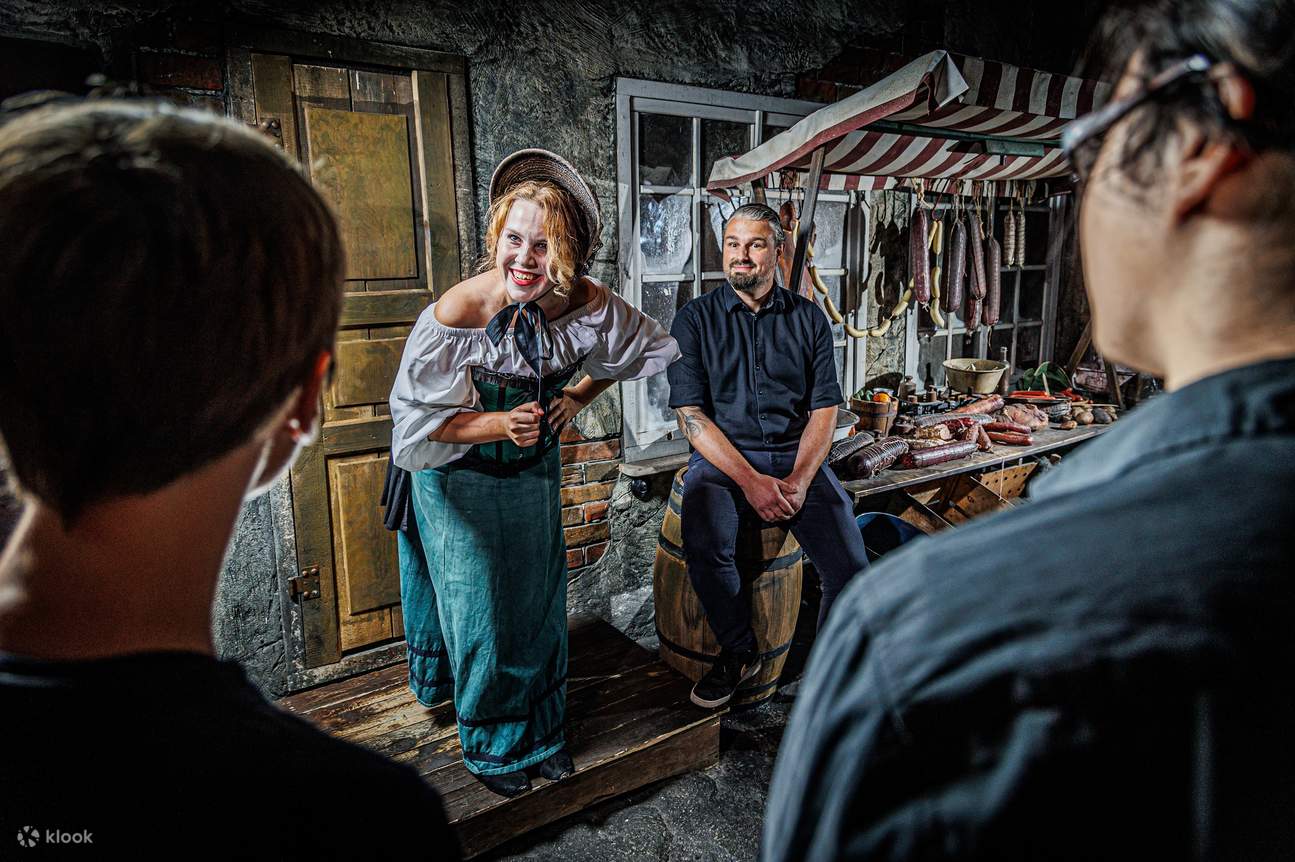 遊客觀賞表演者