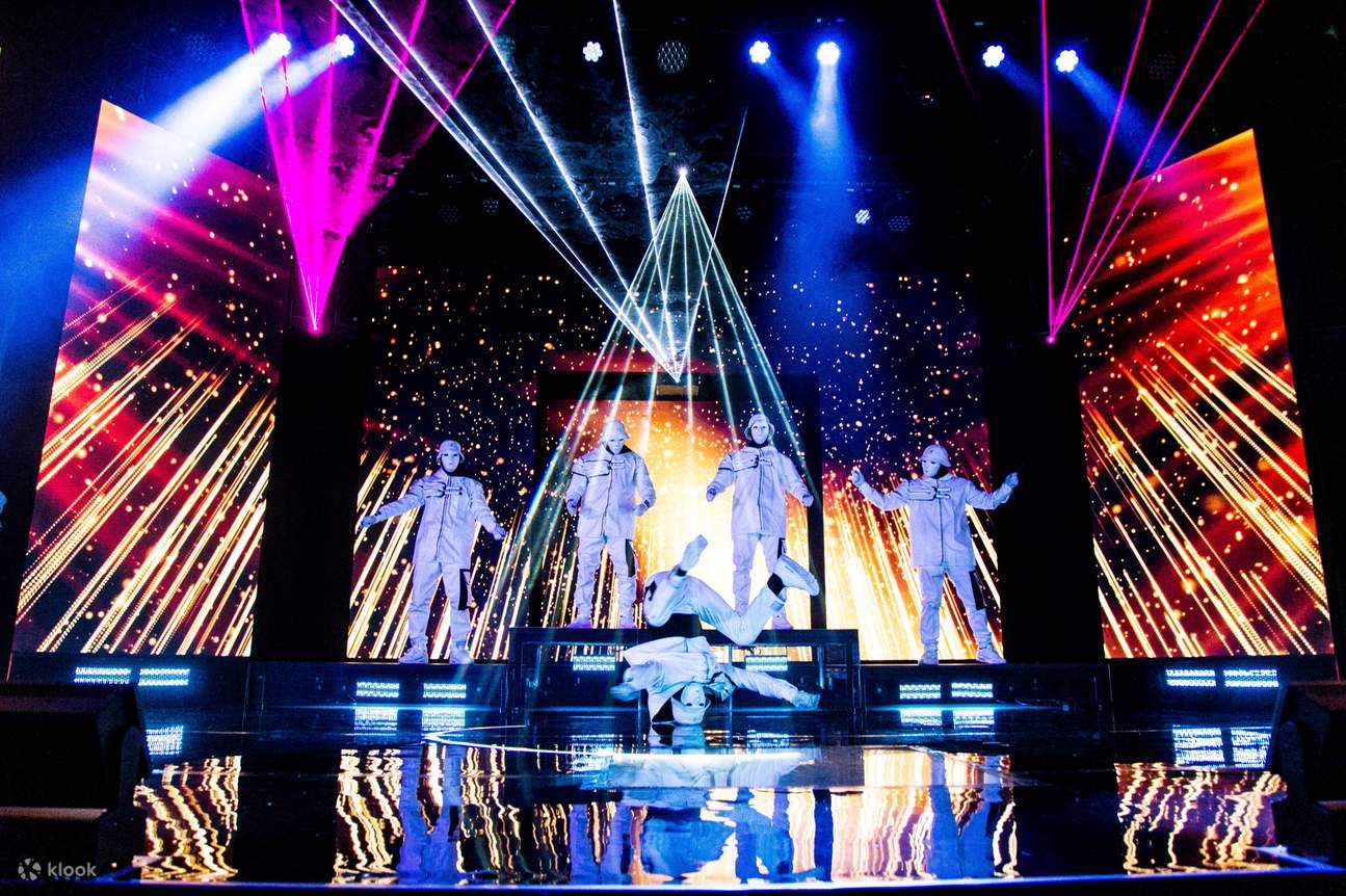 Jabbawockeez танцует на сцене