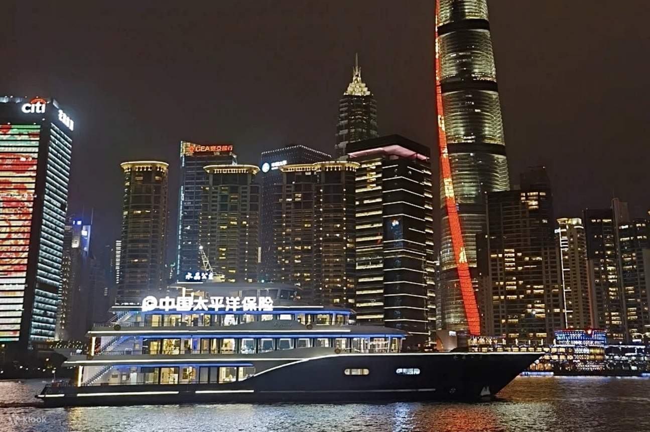 La Crystal Princess è l'unica nave da crociera a cinque stelle sul fiume Huangpu. La nave da crociera è diventata una nuova opzione per i tour del fiume Huangpu. La nave da crociera ha quattro piani ed è prevalentemente blu e bianca. L'aspetto elegante e 