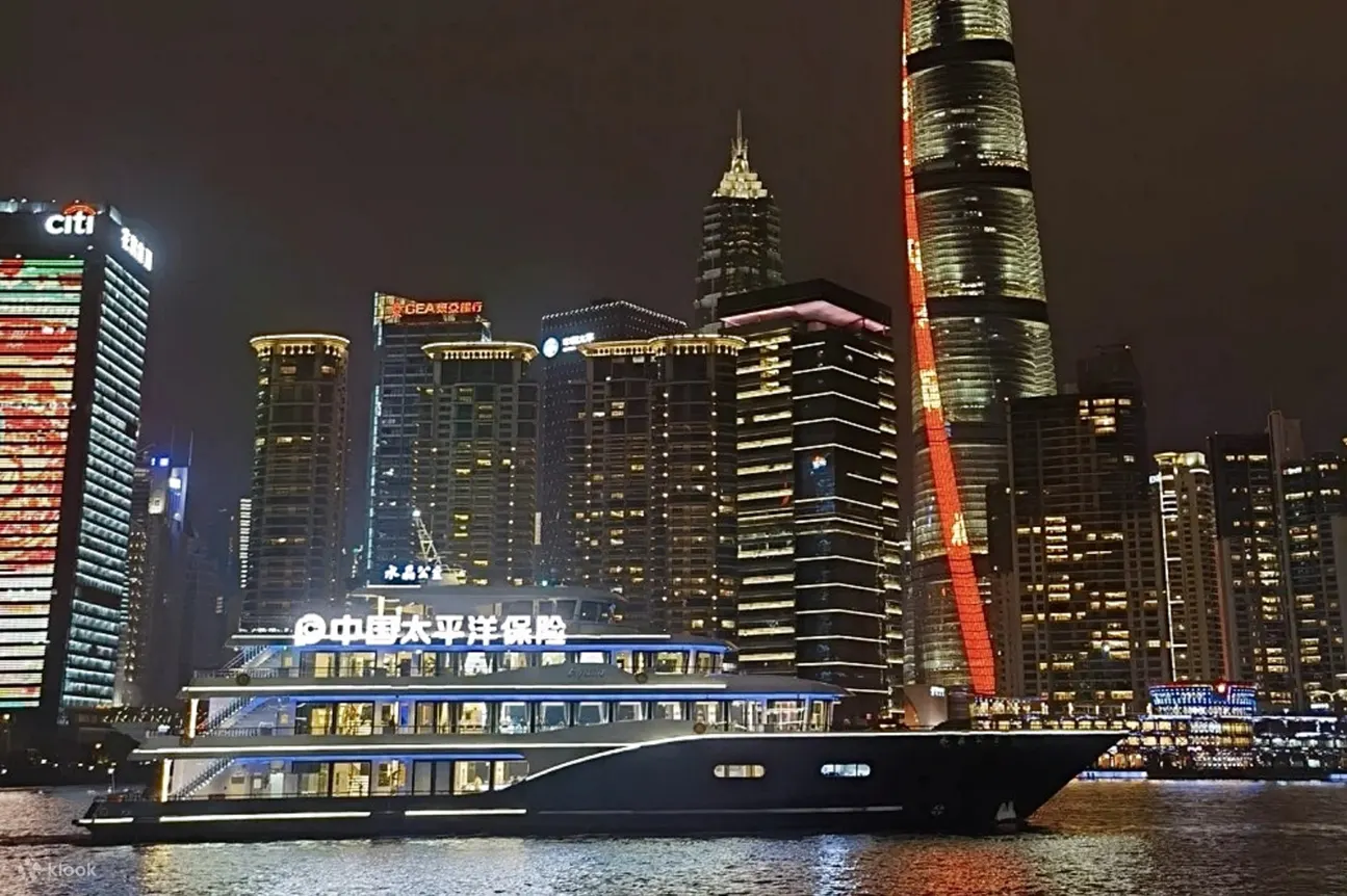“水晶公主号”是黄浦江上唯一一艘获得五星级游轮，游船“新贵”成浦江游览新选择，游船共四层，外表以蓝、白两色为主，漂亮流畅的外观在黄浦江夜景的映衬下十分耀眼，水晶公主号”是目前黄浦江上配置最好、设施最全的游览船。