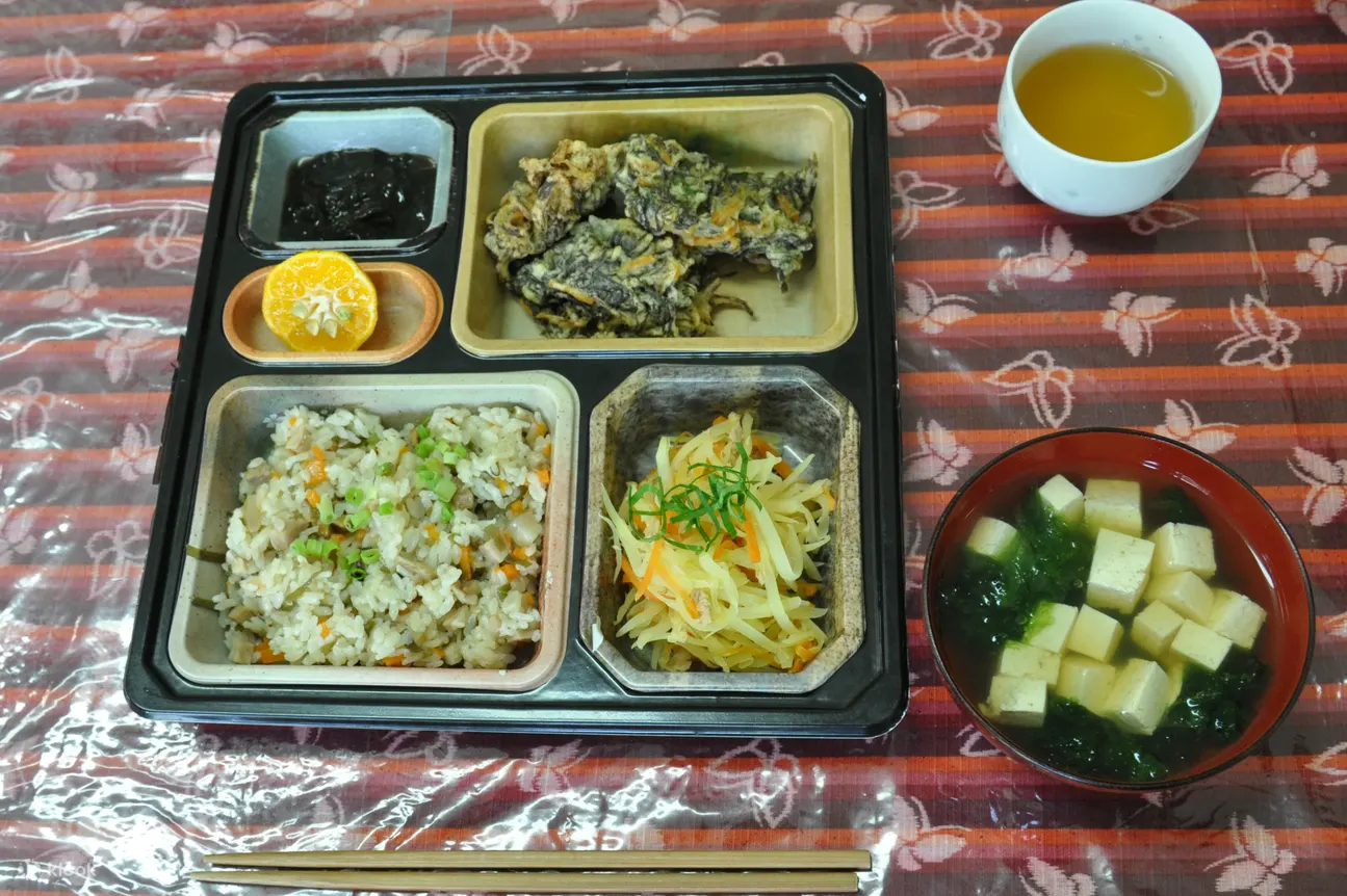 在 3 小时的烹饪课后享用美食