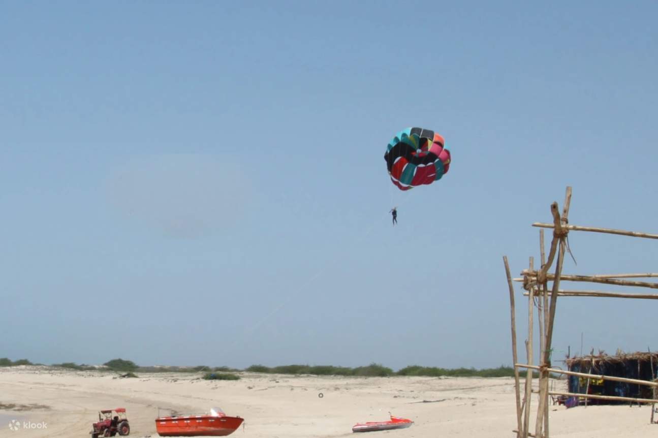 ドワルカビーチ：パラセーリングアクティビティ