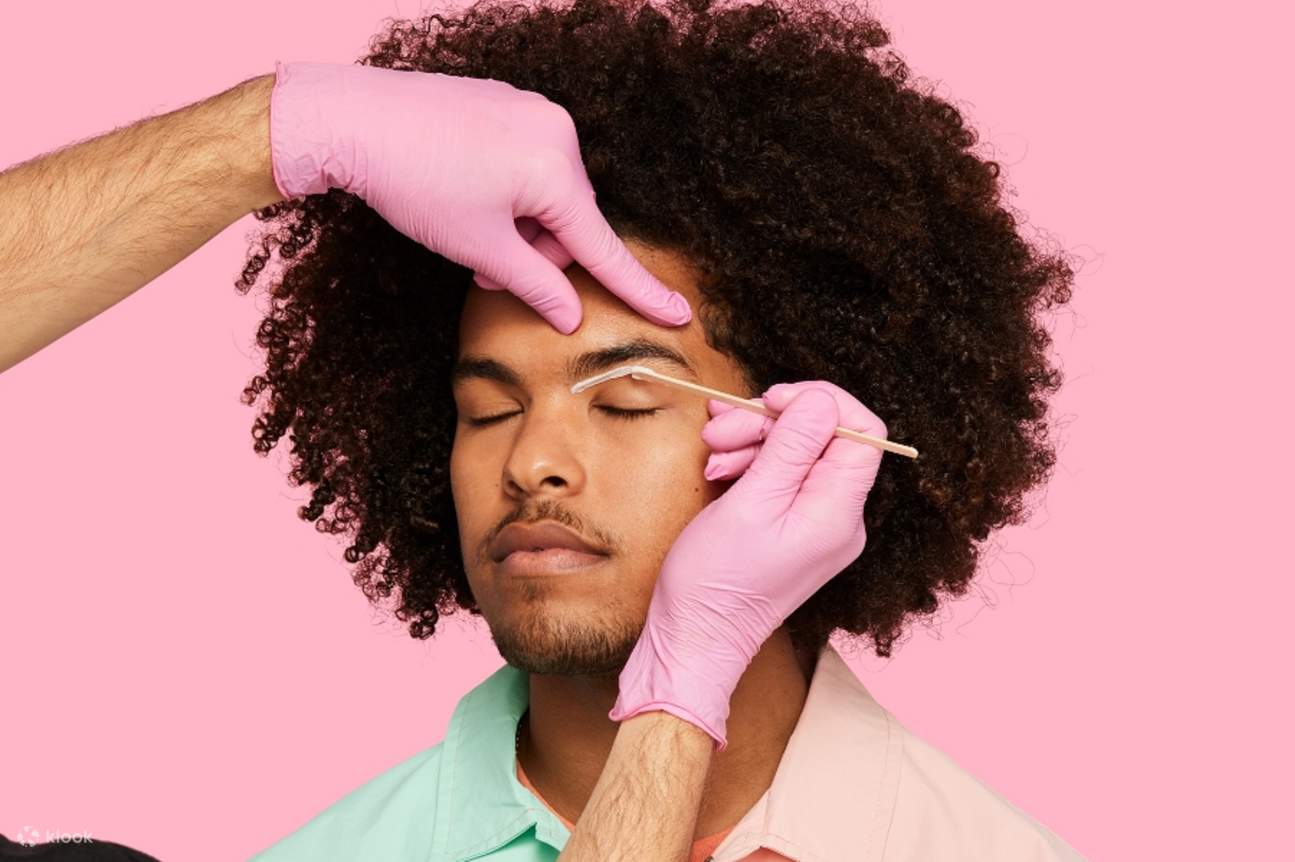 ベネフィット コスメティックス - 眉ティント | プロの眉シェーピング エクスペリエンス | 香港 | 九龍 | 新界