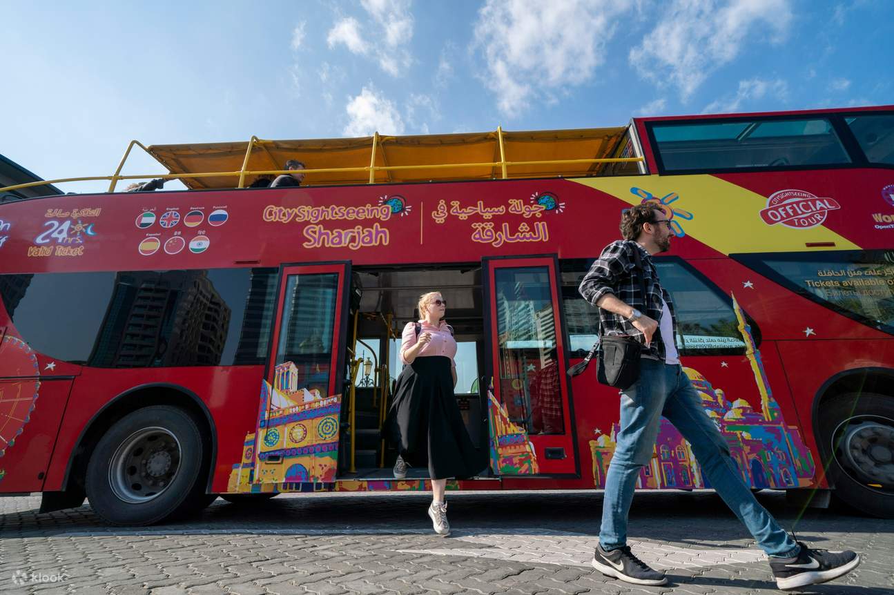 Sharjah Besichtigungsfahrt mit dem roten Bus
