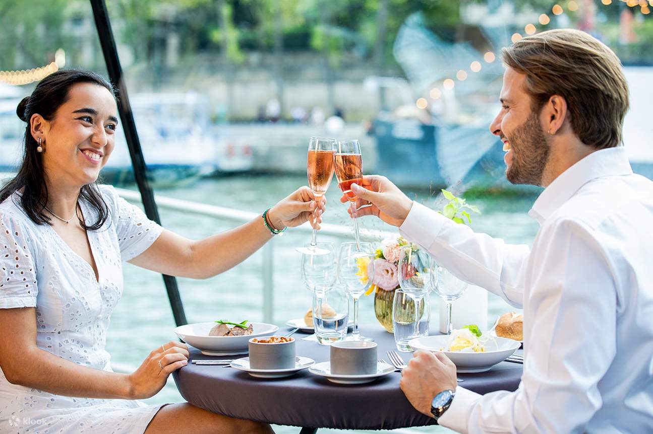 Croisières déjeuner et dîner sur la Seine par Bateaux Parisiens