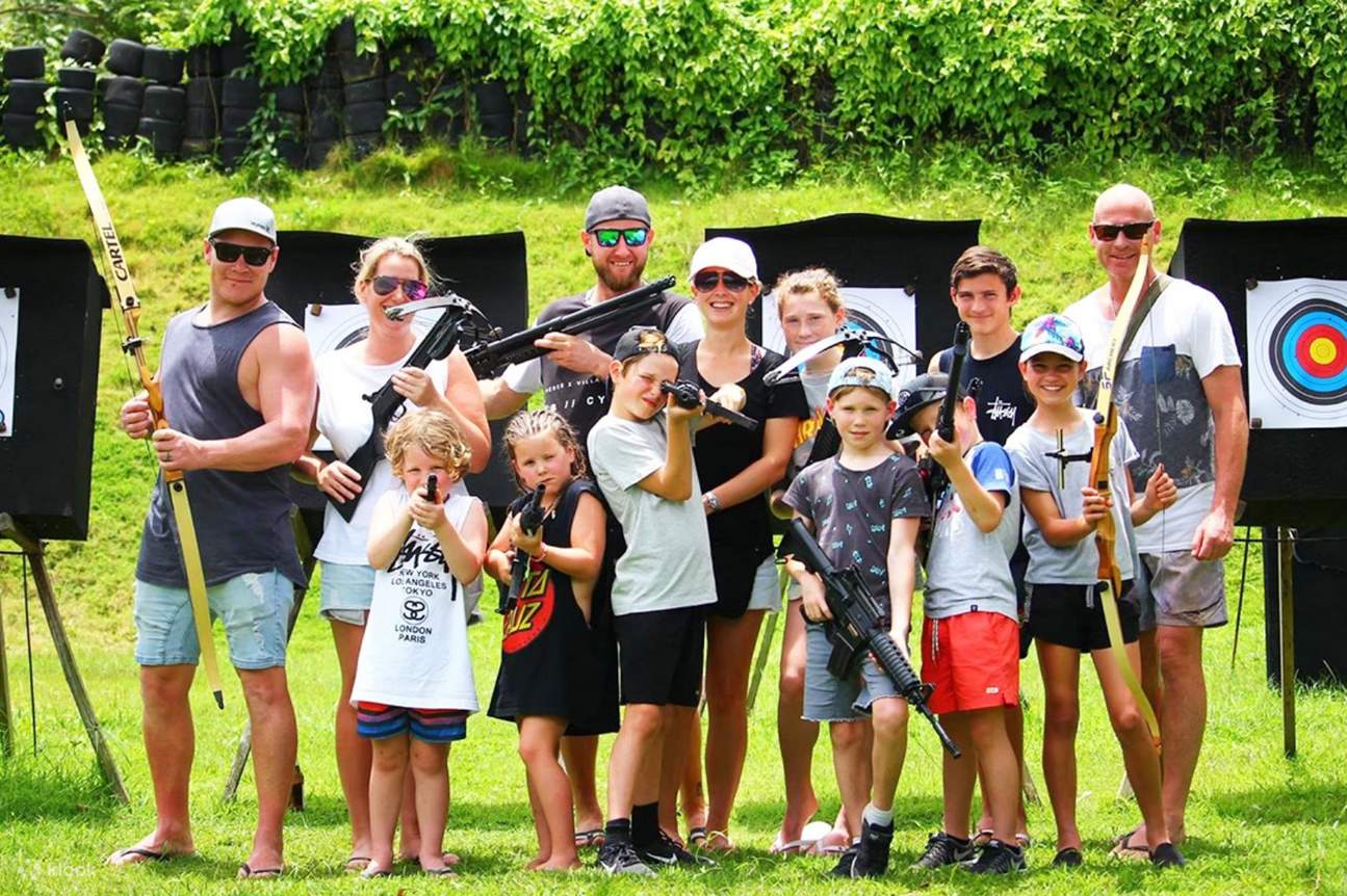 Familias con pistolas de balines y arcos en Kathu ATV Adventure
