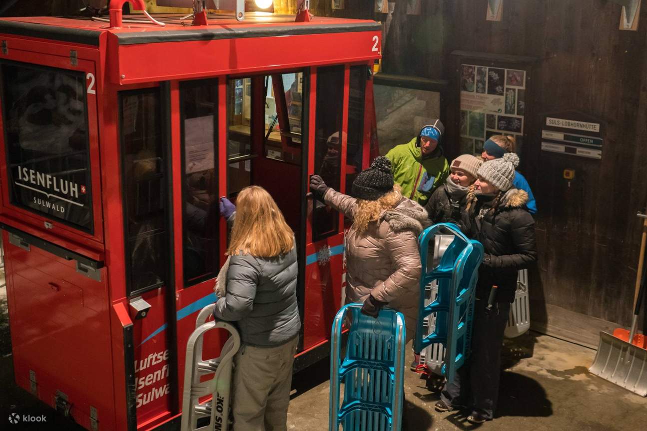 Tourist, der in die Gondel einsteigt