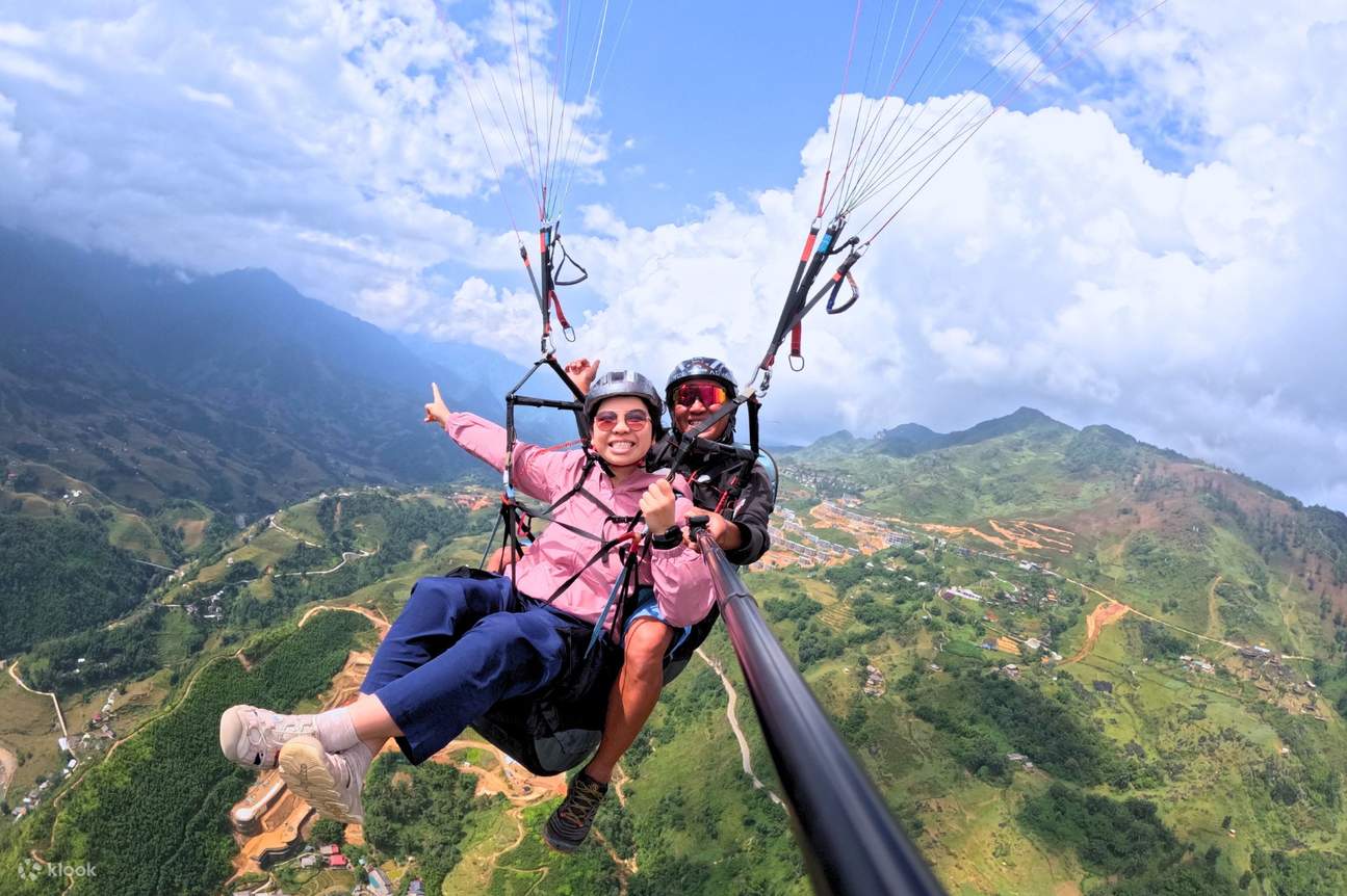与专业认证的飞行员一同安全翱翔，并使用顶级进口装备。