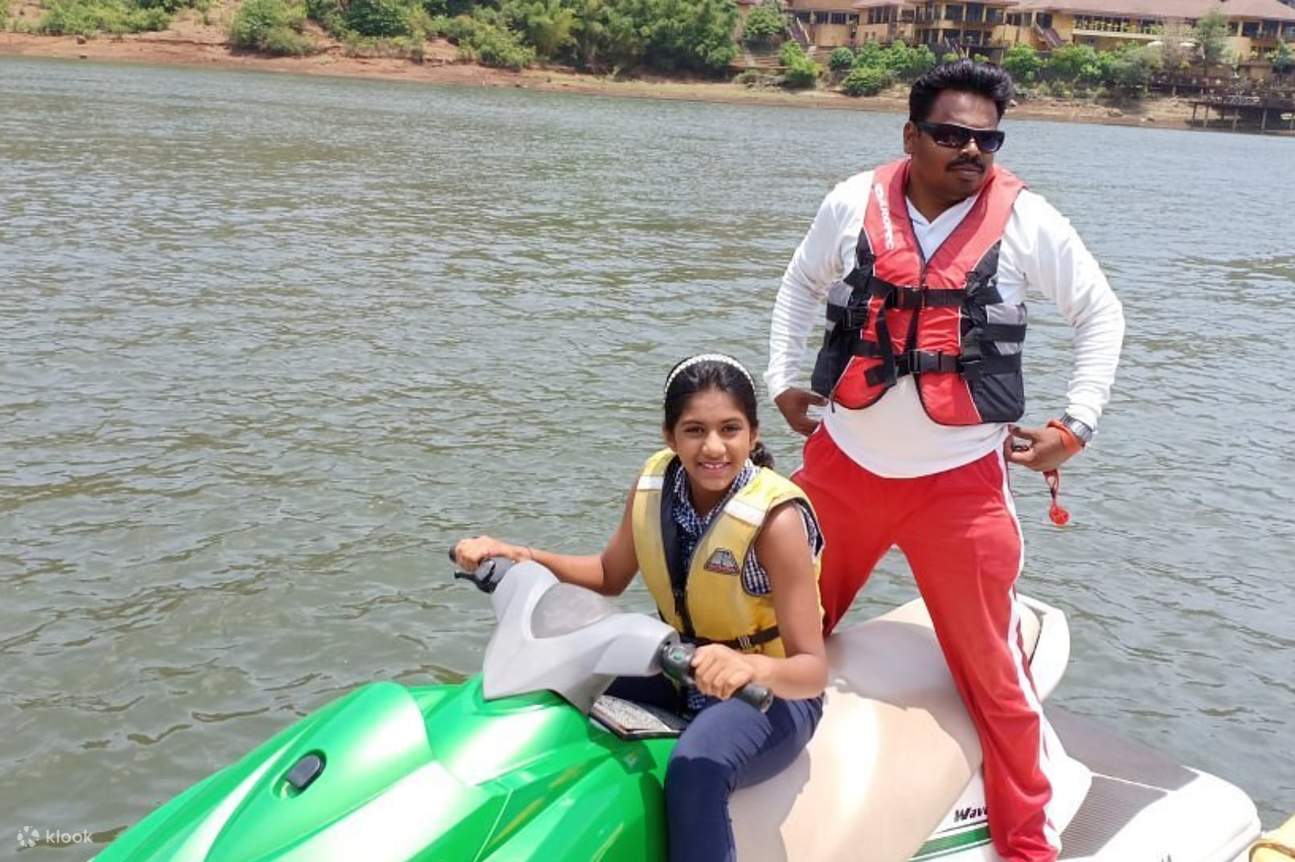 Bogmalo: Rasante Fahrt auf dem Jet Ski