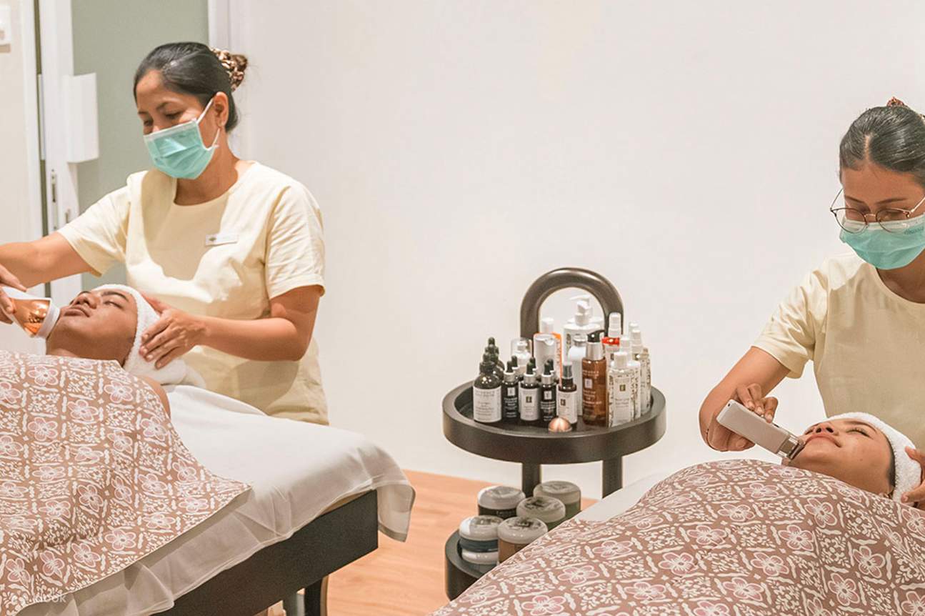 Choisissez parmi une vaste gamme de soins, allant du massage des tissus profonds à l'aromathérapie apaisante.