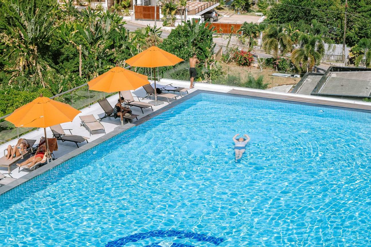 Infinity Pool and Sabai Pool Bar 