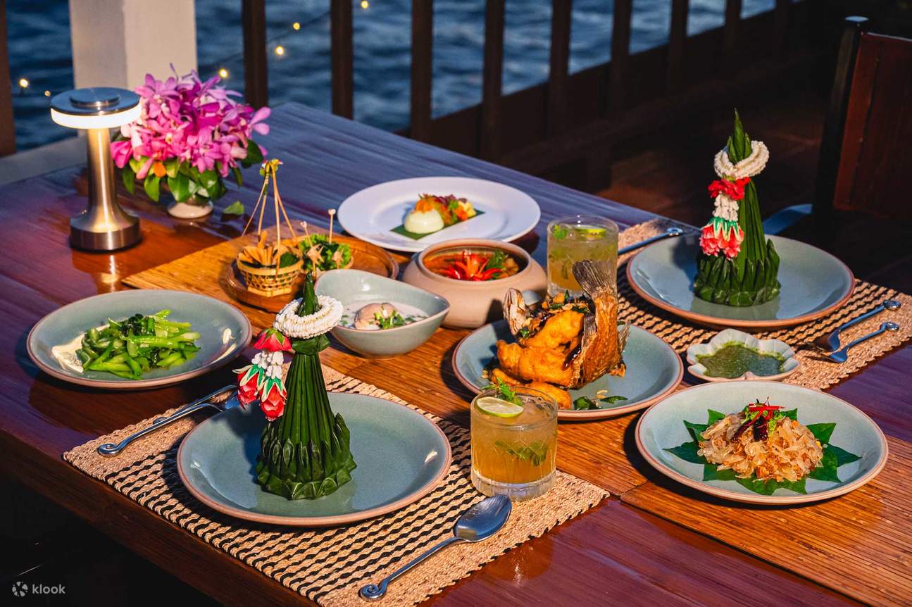 チャクラボンセ・ヴィラズ・リバーサイド・タイ・ダイニング