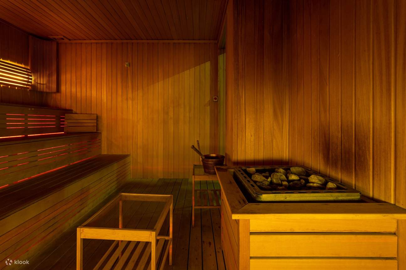 Entspannen Sie sich in der Sauna, die für tiefe Entspannung und Entgiftung konzipiert wurde.