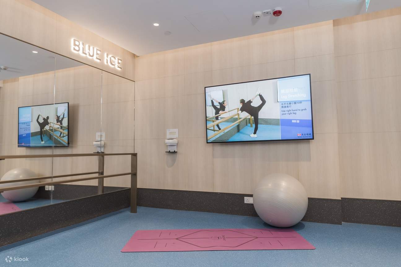 Anda juga boleh melakukan senaman memanaskan badan di bilik regangan dan aktiviti sebelum naik ke ais dengan mengikuti video pendek regangan daripada jurulatih luncur ais profesional Ice Palace.