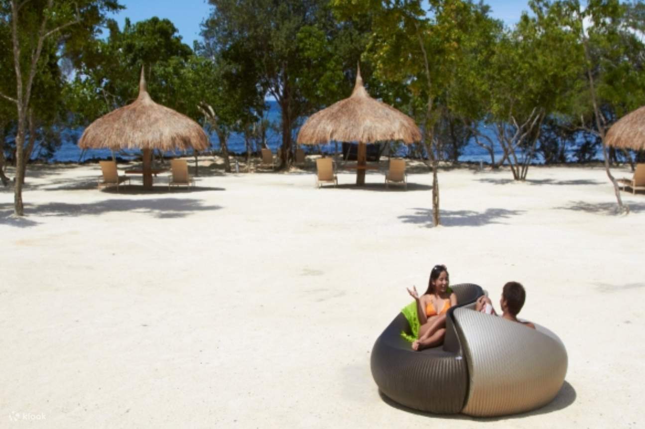 un couple sur une chaise sur une plage à Bluewater Panglao
