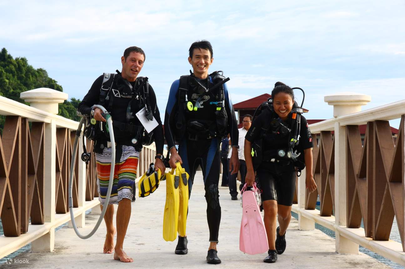 Запечатлейте волнение начинающих дайверов, оттачивающих свои навыки в лазурных водах Перхентиана во время курса открытой воды.