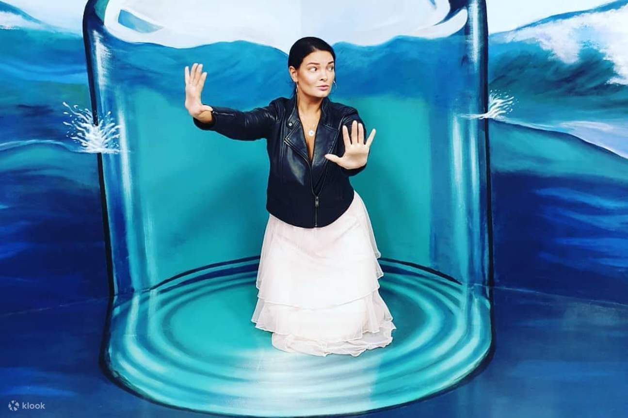 두바이 3D 아트 뮤지엄, 바다 속 항아리에 갇힌 여성