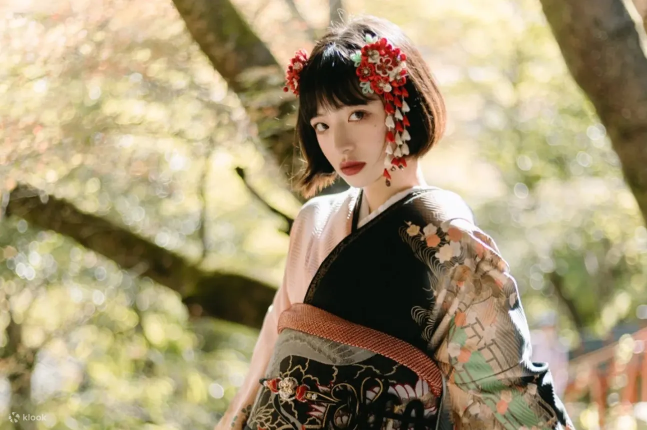 从预订的方案中选择一件精致的和服以及腰带，由专业的工作人员协助您着装、做造型