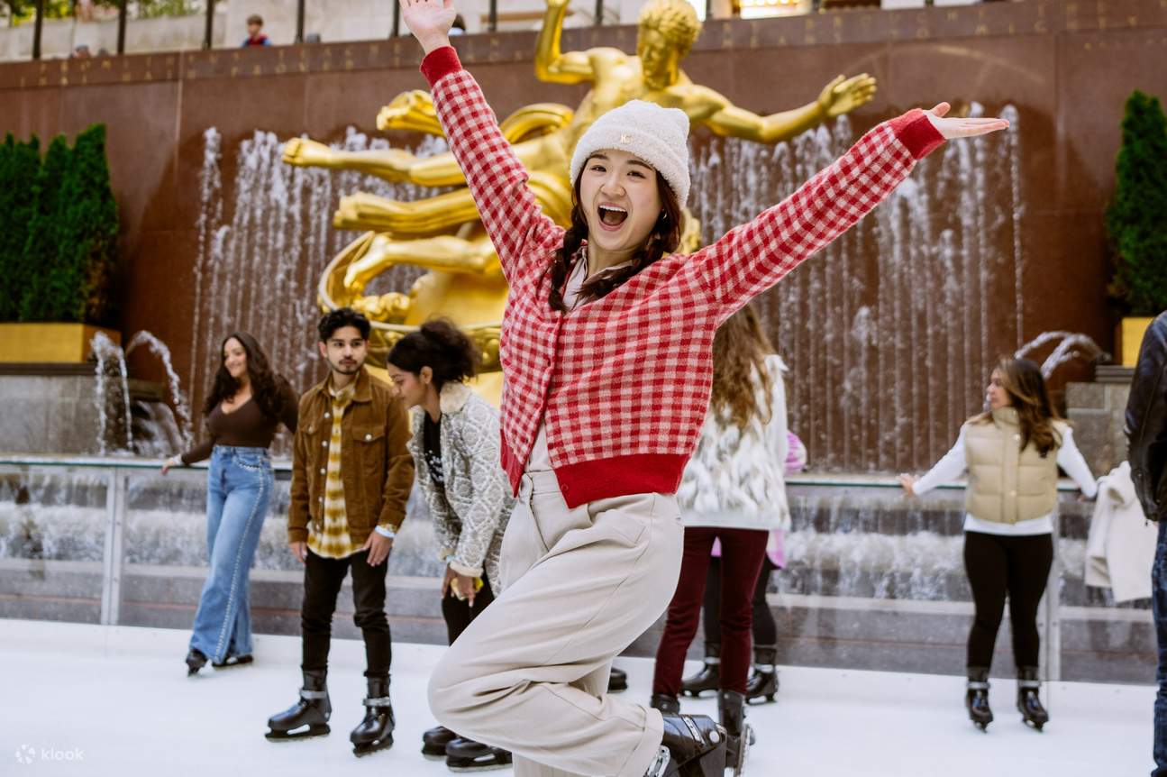 アイススケート リンクで写真のためにポーズをとる女性