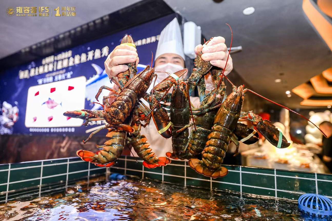 活魚コーナーでは、ほとんどの海鮮が活きており、その場で網ですくってスタッフに調理してもらうことができます。よくあるブラックタイガー、クルマエビ、ハナガニ、アワビなど種類も豊富です。