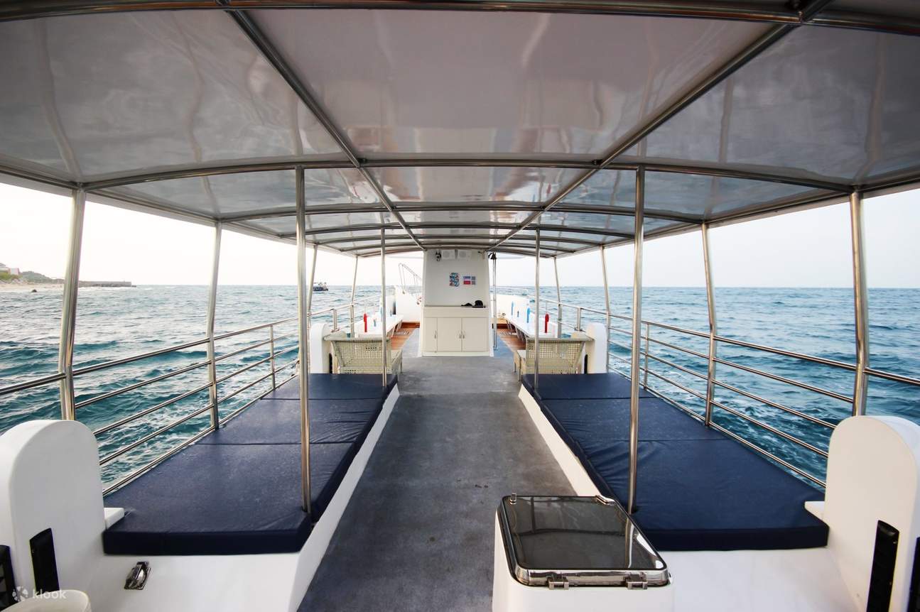 Tempat duduk di dalam kapal selam di Xiao Liuqiu