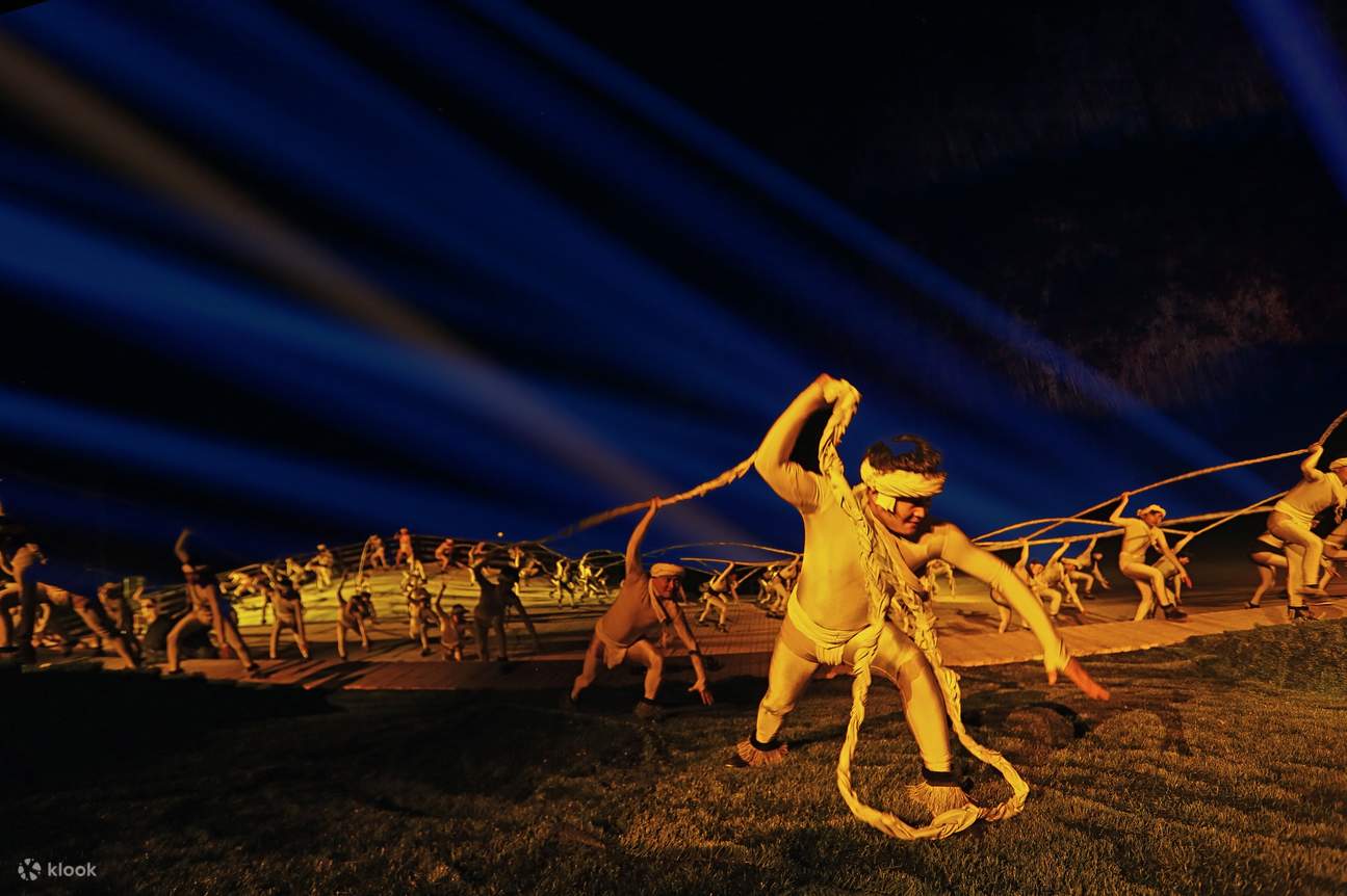 Di atas bot, seseorang memukul gendang leper kecil, memberikan isyarat, dan buruh sungai mula menarik tali. Ini adalah mata pencarian biasa bagi penduduk Chongqing dahulu. Mereka mempunyai satu nama yang sama, iaitu buruh sungai. Permulaan persembahan ada