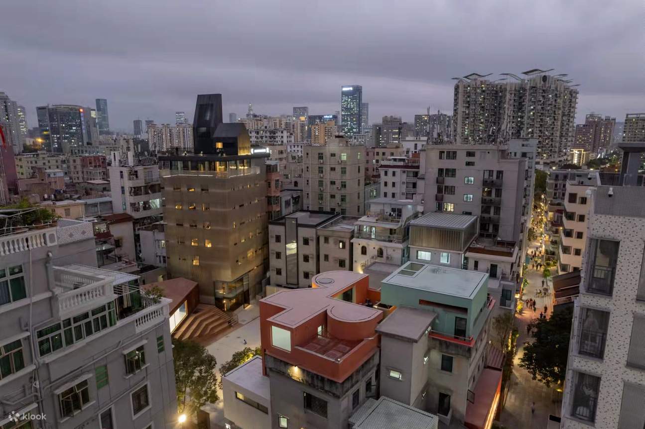 Precipitating the years of Shenzhen and Hong Kong, the old city has a new look, the city and the village are harmonious, the moon is engraved in 1700, the elegant sojourn, a bear falls into a dream, and a place to return in the ancient city