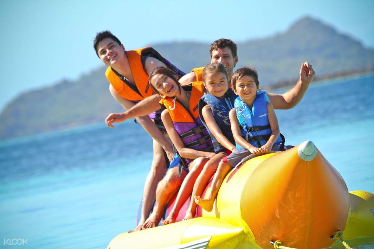 Куда можно поехать с семьей. Отдых и развлечения. Развлечения на море. Дети катаются на банане. Туристы на банане.