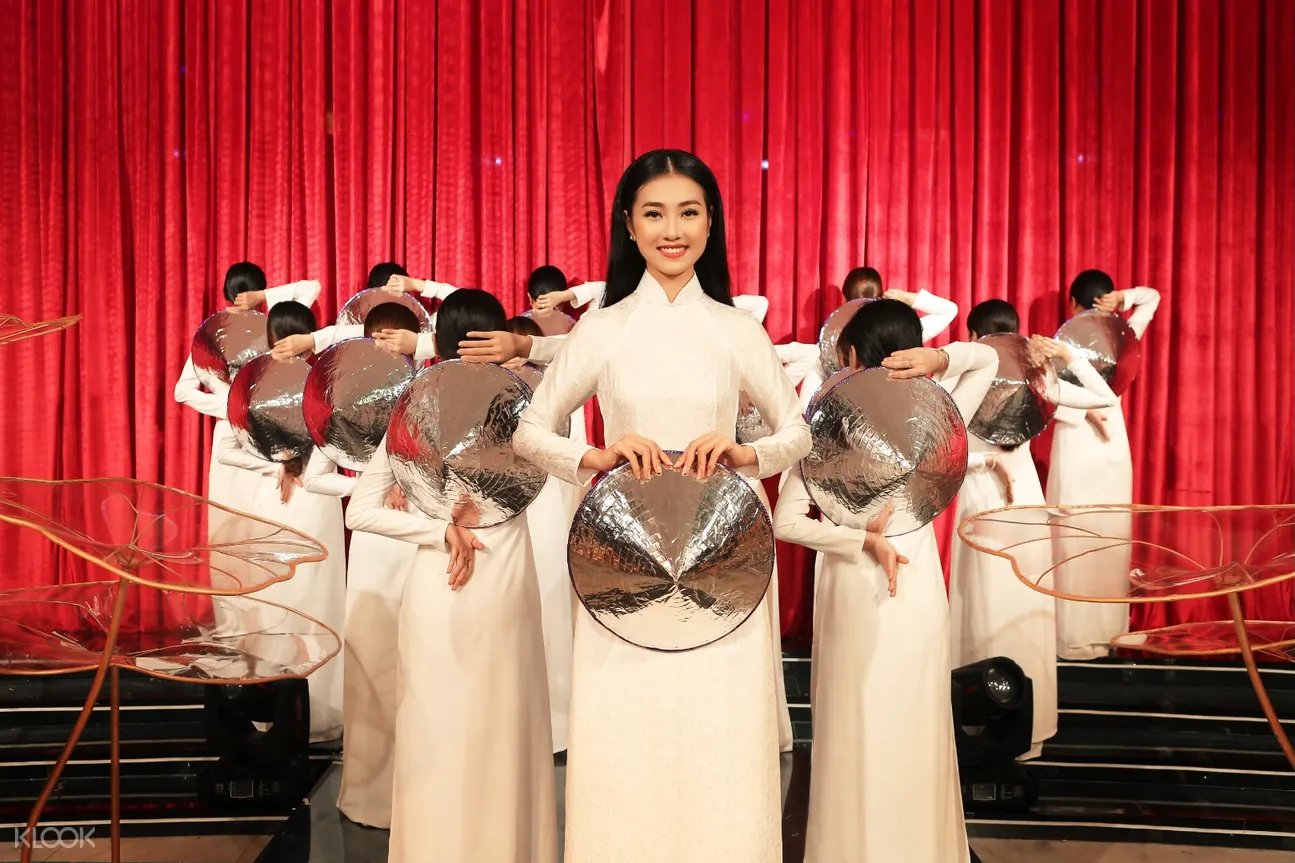 女人在上演奧黛（Ao Dai）秀