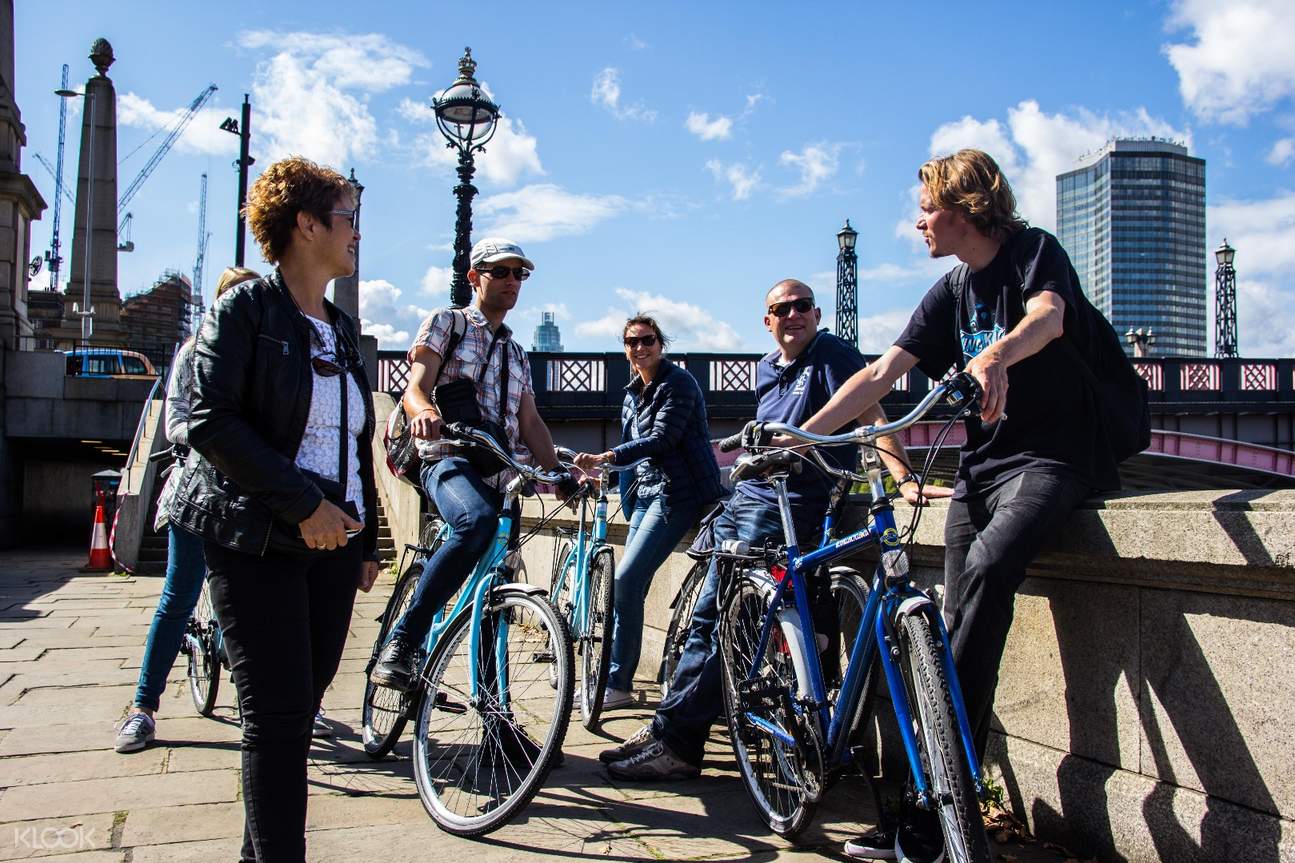 London tour guide. Велосипед Великобритания. Велосипедисты в Лондоне. Велосипеды в Лондоне. Tour in London.