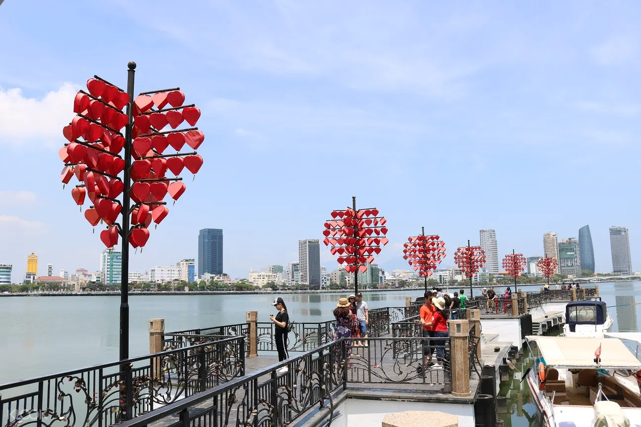 奧黛騎士專車接送:峴港城市觀光 愛鎖橋