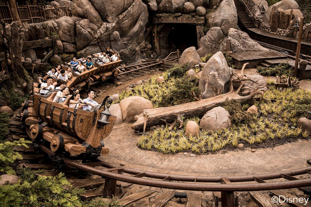 เครื่องเล่น Seven Dwarfs Mine Train