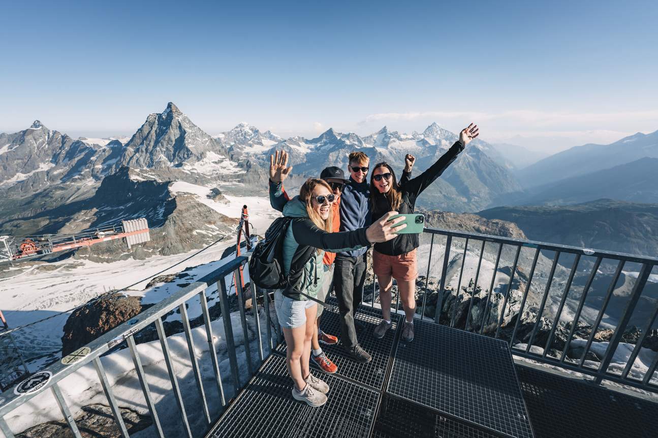 Друзья фотографируются в Matterhorn Glacier Paradise