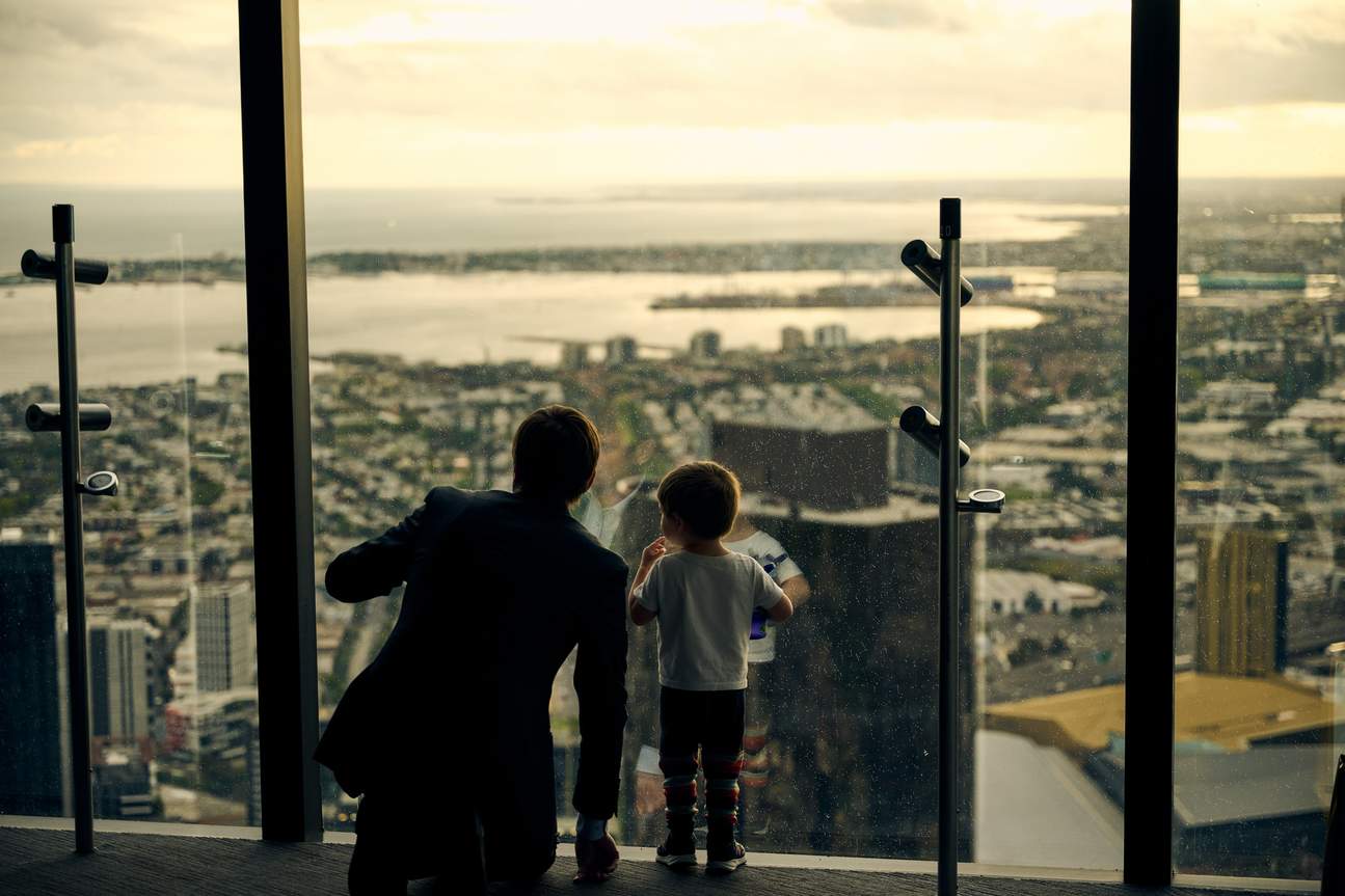 Admire el elegante diseño interior del Melbourne Skydeck mientras disfruta de impresionantes vistas